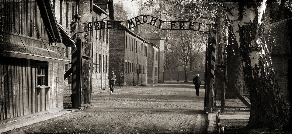 L'inscription Arbeit macht frei (Le travail rend libre), installee au portail d'entrée d'Auschwitz I
