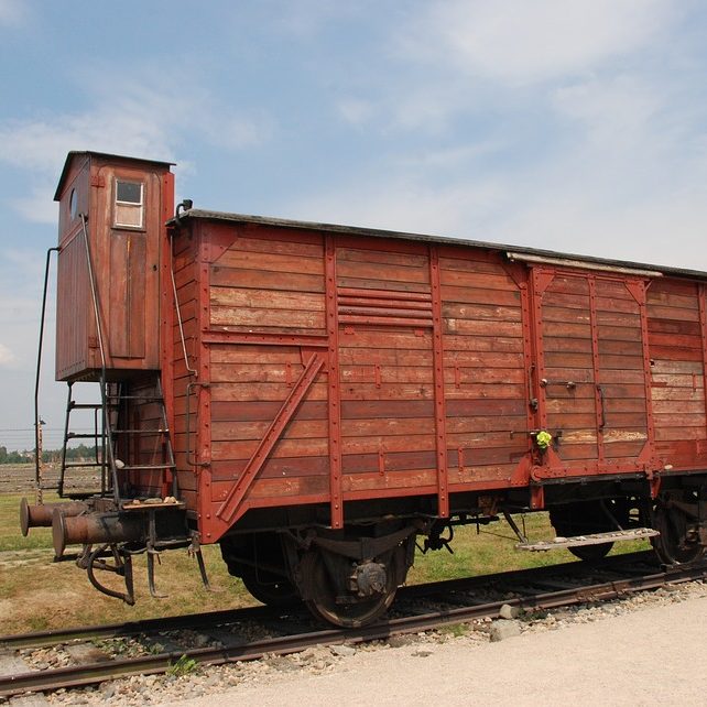 Les wagons, bestiaux dans les futurs prisonniers et victimes, transportaient